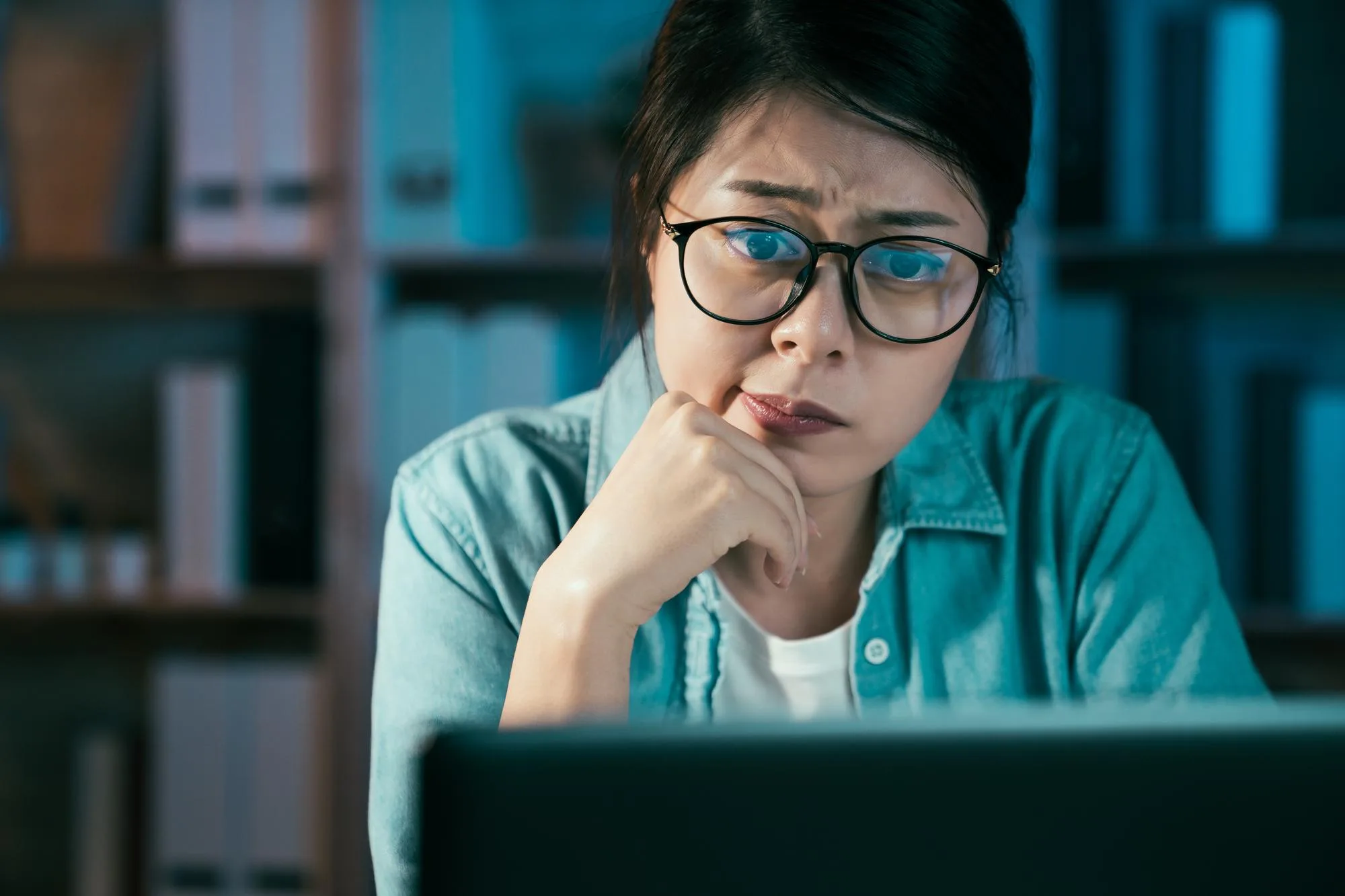 Prolonged Screen Time Drains Your Tear Film
